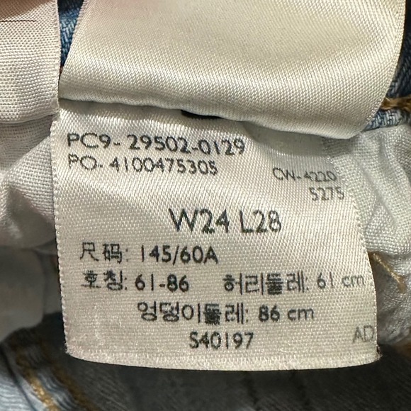 LEVI'S | Women's 501 Raw Hem Light Wash Hidden Button Blue Denim Jeans,‎ W24 L28 - Picture 7 of 7